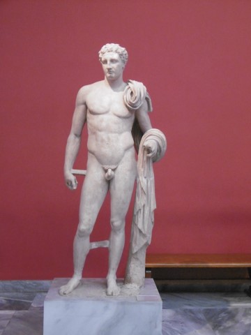 Marmeren beeld in Museum van Athene
